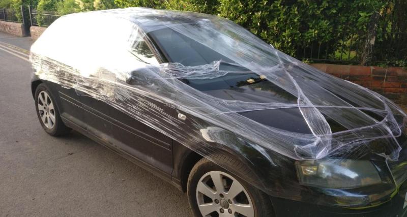  - Cette voiture est mal garée, le vandalisme dont elle est victime est so british