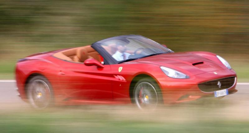  - Il veut faire la course au feu rouge, il ne fait qu'abîmer sa Ferrari