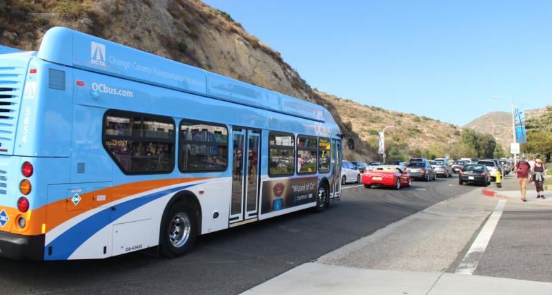  - Le chauffeur du bus ne voit pas le trafic ralentir, il provoque un crash de grande ampleur