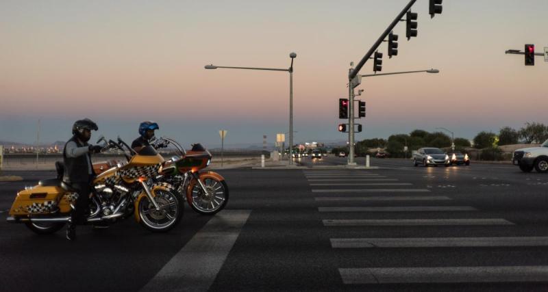  - Le motard tarde à s'arrêter au feu rouge, 3 piétons à terre pour le prix d'un