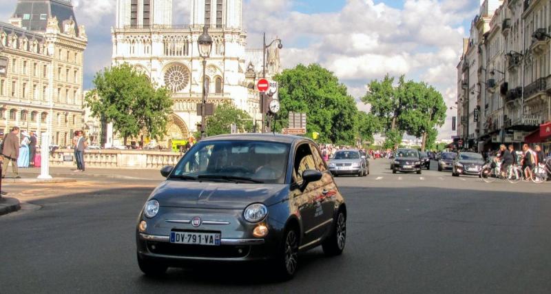  - Ce chauffard fait n'importe quoi dans les rues de Paris, ça se finit contre un lampadaire