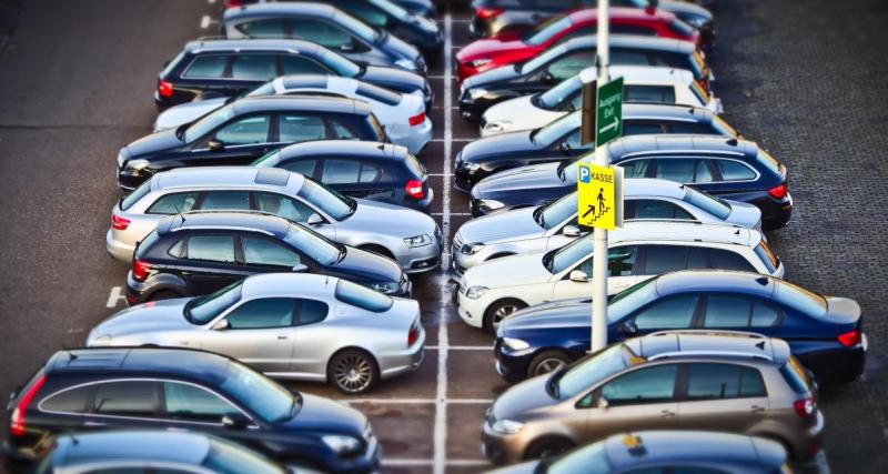  - Cette voiture tente de se garer sur une place de parking, sauf qu'elle n'en a pas le droit