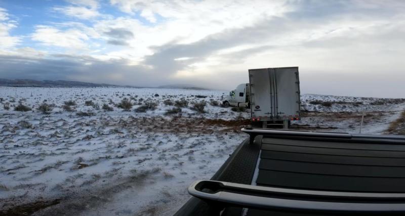  - Excellente pub pour le pick-up électrique de Rivian, il sort un semi-remorque du fossé en quelques secondes