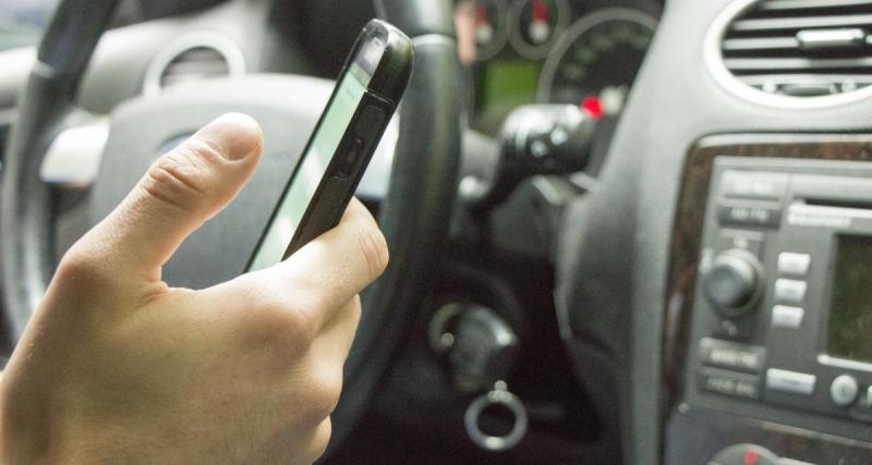  - Téléphone en main au volant, il oublie de freiner en arrivant à la station-service