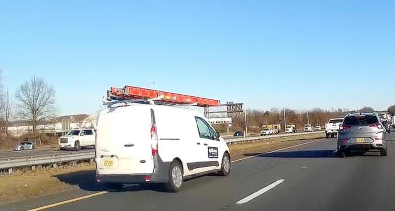  - L'échelle de cet artisan est mal fixée au toit de son utilitaire, il la perd sur l'autoroute