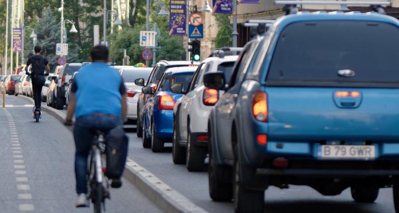  - Cet automobiliste est sans pitié pour ce cycliste, il ne peut même pas plaider l’inattention