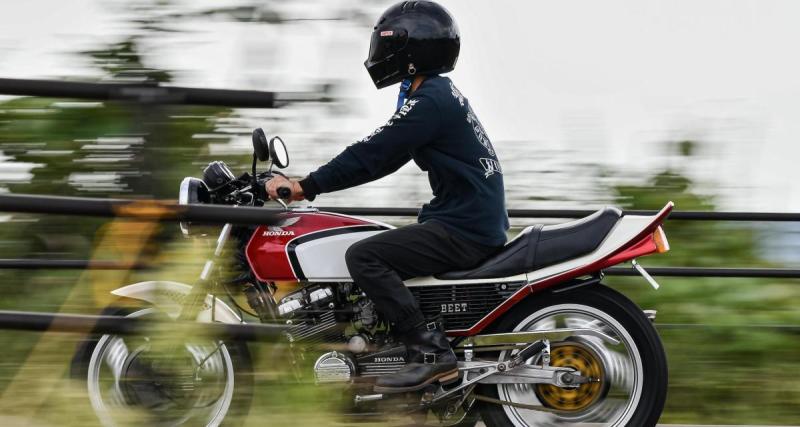  - Ce motard finit dans la benne du pick-up, ce dernier ne demandait rien à personne