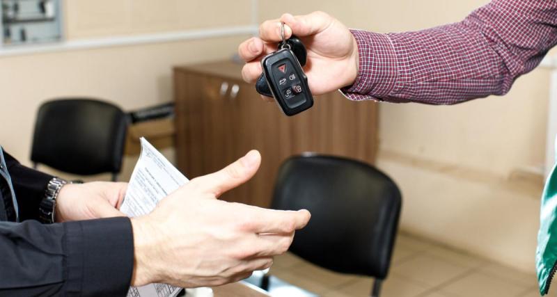  - Elle tente de vendre sa voiture de location, elle est balancée par l’acheteur