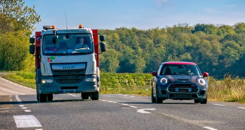  - Il tente un dépassement osé, il est obligé de se déporter sur la bande d'arrêt d'urgence pour éviter les voitures en face de lui