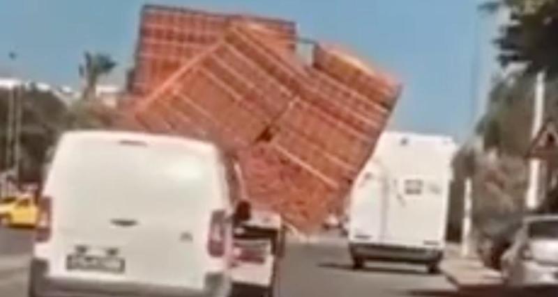  - Le chargement de ce camion est bancal, tout part en vrille quand il croise un autre poids lourd