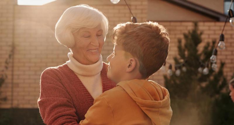  - À la vue de leur petit-enfant, les grands-mères développent un super-pouvoir fascinant !