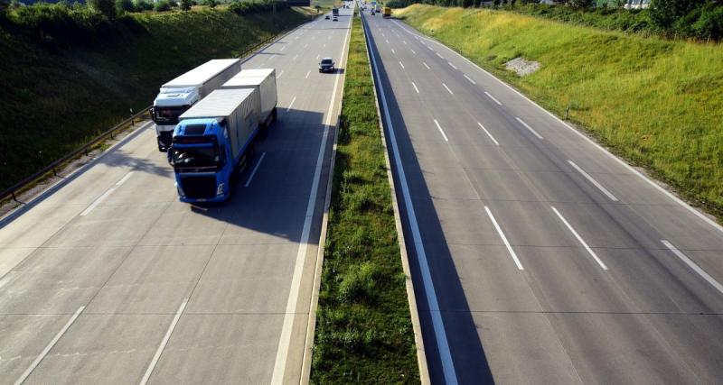  - VIDEO - Ce poids lourd prend ses aises sur la route, heureusement que l'automobiliste derrière lui n'hésite pas