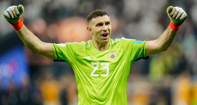  - Argentine - France : le joli geste d'Emiliano Martinez avec ses gants de la finale