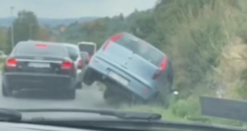  - VIDEO - Il veut esquiver les bouchons en passant par le bas-côté, il ne fait que planter sa voiture