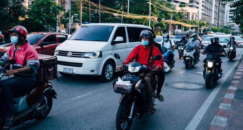  - VIDEO - Cette moto est percutée par l'arrière, le motard préfère rire de soulagement que de se lamenter