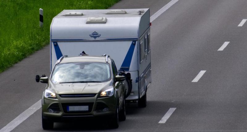  - VIDEO - Cette voiture tractant une caravane refuse d'obéir à la police, ça se transforme en une improbable course-poursuite