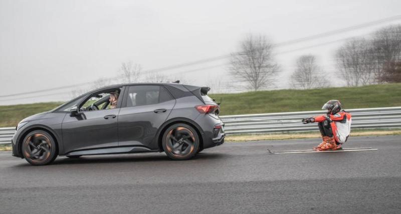  - Attaché à une Cupra Born, ce skieur établit le record de la plus haute vitesse en étant tracté sur asphalte