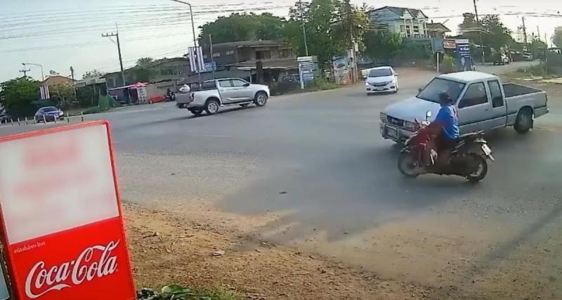  - Le pick-up part en vrille au carrefour, le scooter qu'il frôle ne sourcille pas