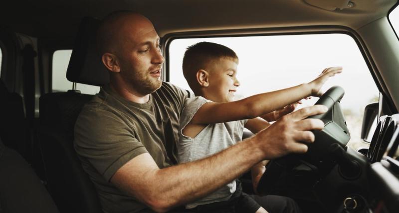  - Le père initie son fils à la conduite accompagnée, sauf qu'il n'a que 8 ans