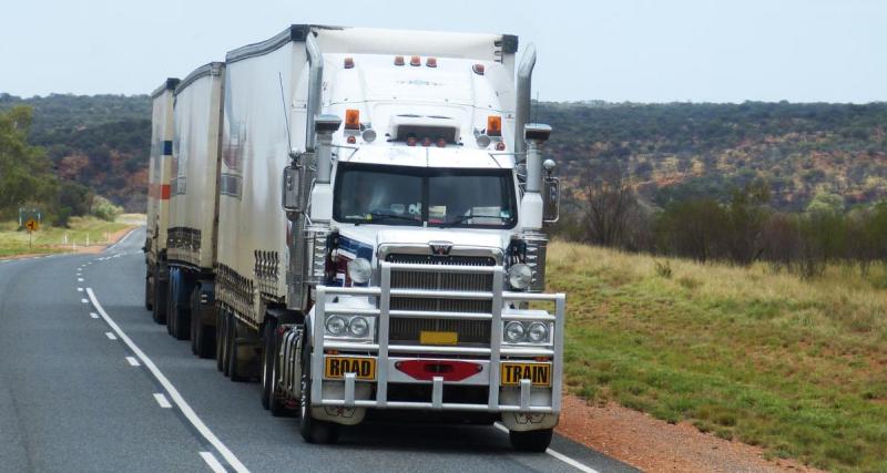  - VIDEO - Ce camion manque son virage, il refait le pare-chocs de la voiture dans son angle mort