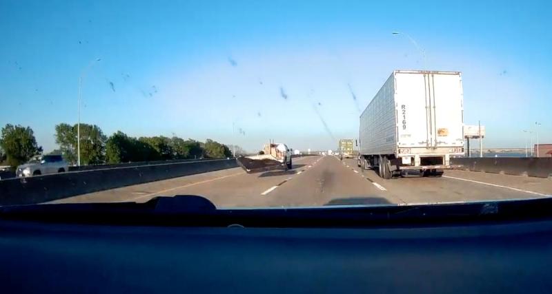  - VIDEO - Cette camionnette perd son sommier sur l'autoroute, le conducteur ne s'aperçoit de rien