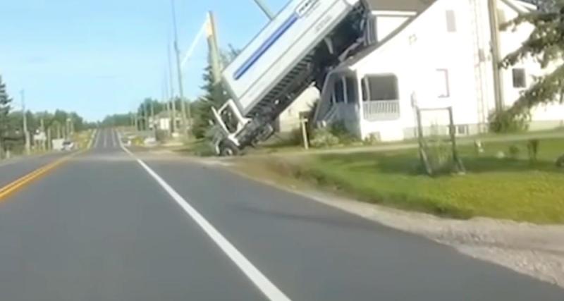  - VIDEO - Le poids lourd perd le contrôle, il finit sur le toit d'une maison