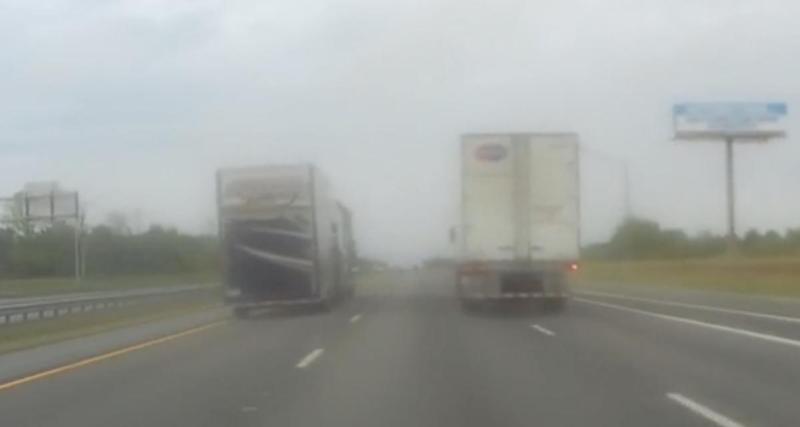  - VIDEO - Pris en sandwich entre deux poids lourds, ce conducteur a le réflexe de freiner avant de se retrouver coincé