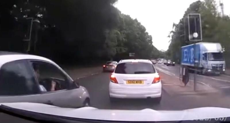  - VIDEO - Cette voiture veut forcer le passage, ils s'y mettent à deux pour la bloquer