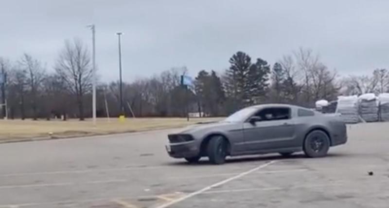  - Même à très faible allure, sur un parking presque désert, cette Ford Mustang réussit à se planter !