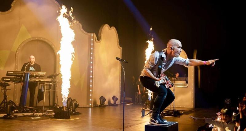  - Vidéo : des flammes, du rock et une grand-mère qui slame, bref on était au concert d’Aldebert !