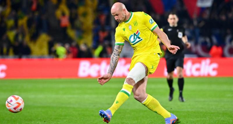 - Nantes - OL : quand Pallois se fait encercler de manière impressionnante par les supporters des Canaris