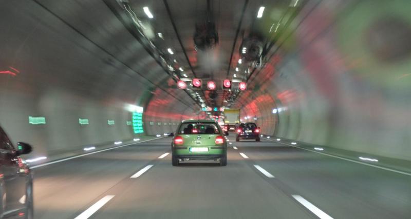  - Il double à l’entrée d’un tunnel en franchissant une ligne continue, un combo risqué