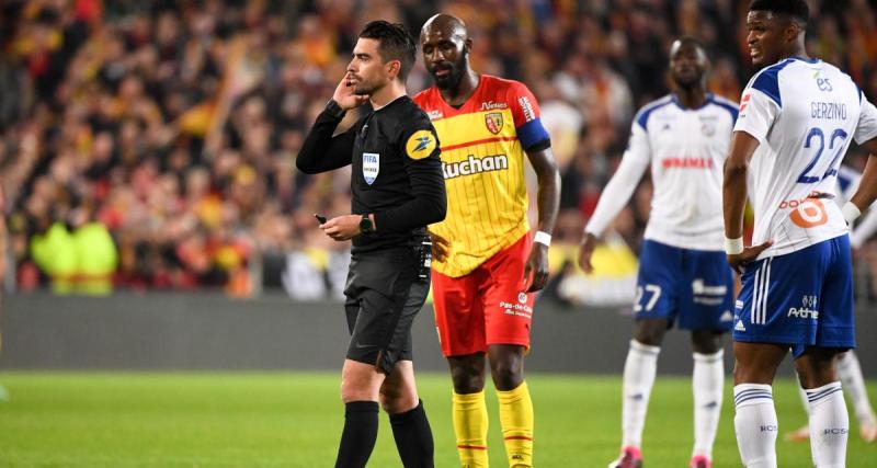  - RC Lens - Strasbourg : l'arbitre se blesse au mollet, changement surprenant !