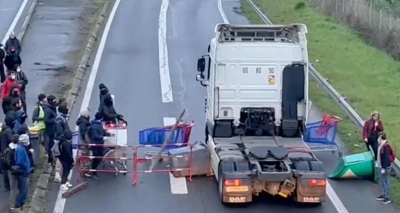  - Excédé par les barrages routiers, ce chauffeur poids lourd passe en force