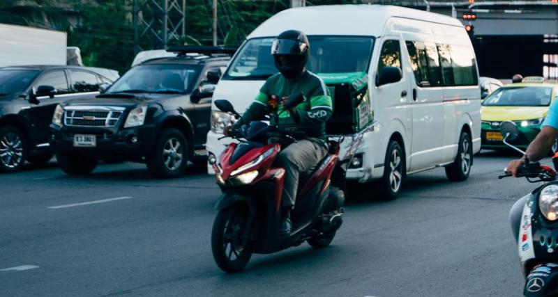  - Il renverse un scooter en ouvrant sa portière, l’automobiliste ne fait qu'aggraver les choses en voulant l’aider
