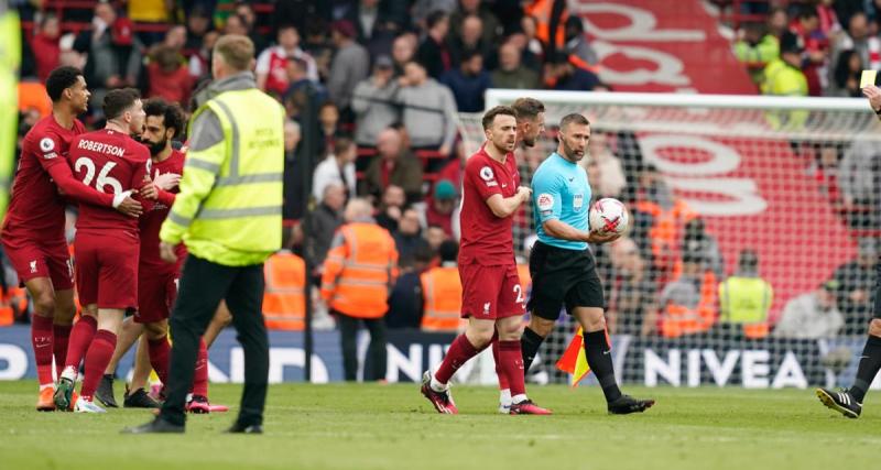  - Liverpool – Arsenal : scène folle à la pause, Robertson prend un coup de coude de l’arbitre !