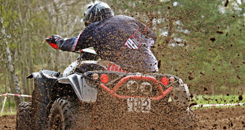  - VIDEO - Ce quad galère en montée, il envoie toute la boue sur ses concurrents