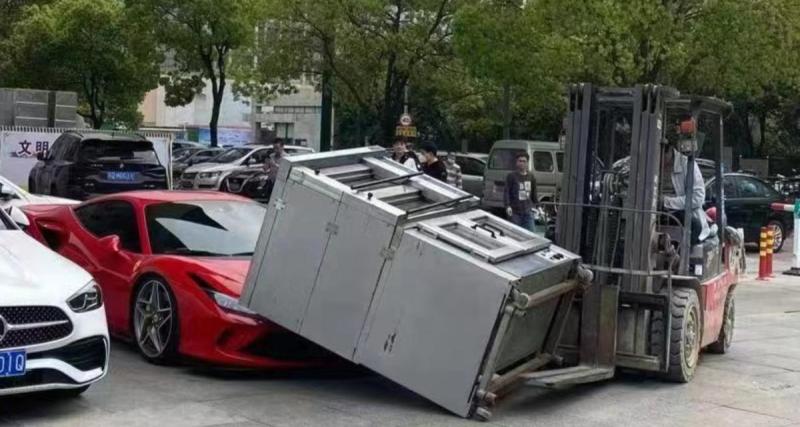  - Il transporte un four de niveau professionnel sur un transpalette, ce dernier tombe sur le capot d’une Ferrari