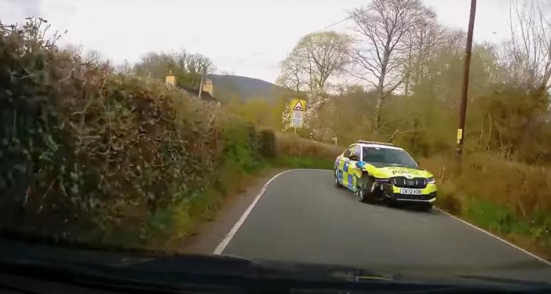  - VIDEO - Il vole une voiture de police, le chauffard termine sa course dans le fossé