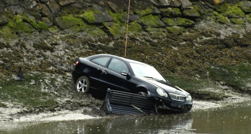  - La conductrice perd les pédales, elle finit dans une rivière