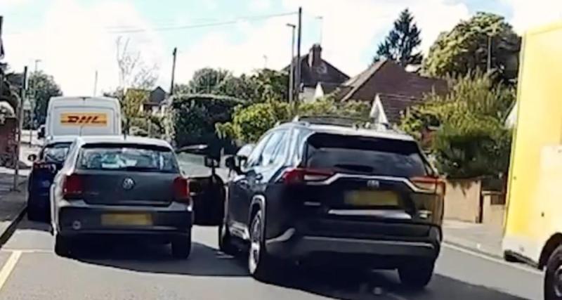  - VIDEO - Il ouvre sa portière au moment où un SUV passe, le mauvais timing par excellence