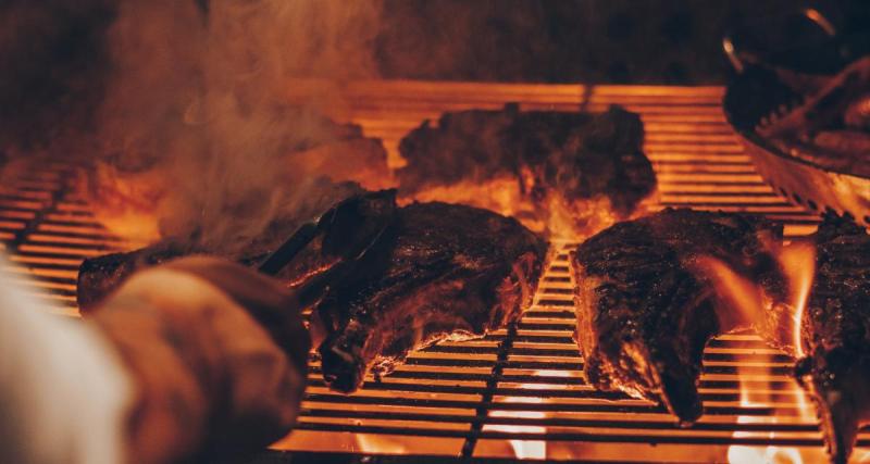  - « Le feu ça fait peur aux filles » : on a fait un tour au salon du barbecue…