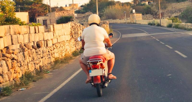  - Cette mobylette erre sur la route au milieu des motards, elle ne peut éviter la chute