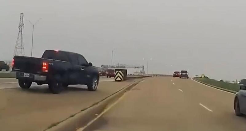  - VIDEO - Ce pick-up se trompe de sortie, il revient sur l’autoroute de la pire des manières