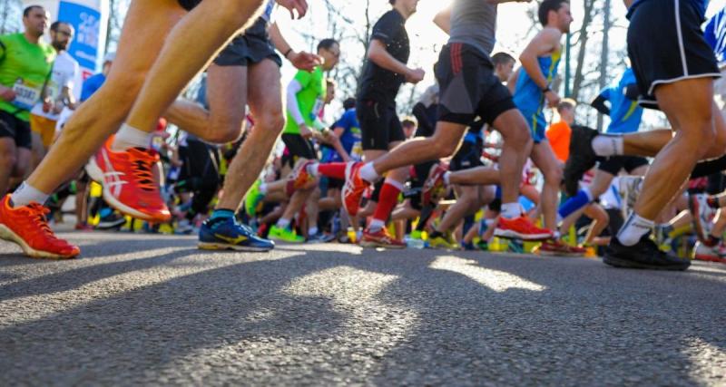  - Marathon : complètement fou, un Français bat le record du monde de marathon en ... marche arrière !