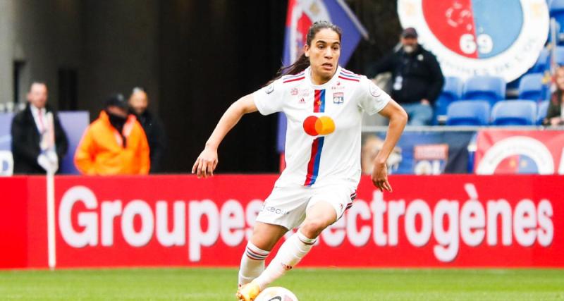  - OL (F) : Amel Majri a reçu son trophée de la meilleure joueuse du mois de mars