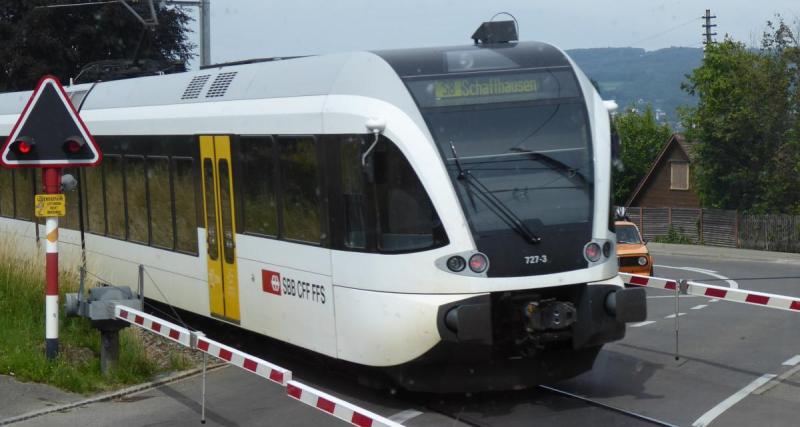  - Sa voiture s’apprête à être démolie par un train, mais cette automobiliste garde tout son calme