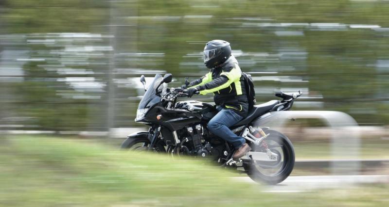  - VIDEO - Ce motard voit sa vie défiler quand un chauffard en plein dépassement le frôle !