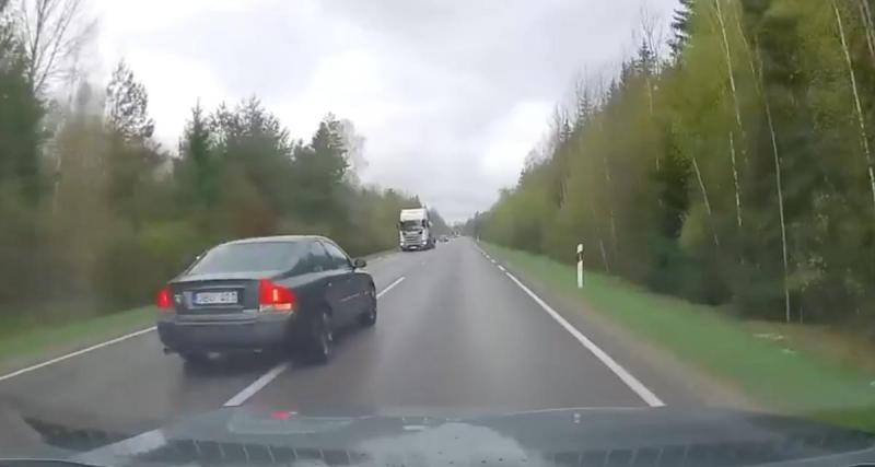  - Il double au mauvais endroit et manque de percuter un camion de plein fouet