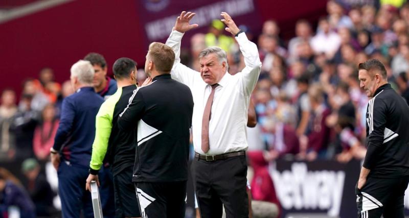  - Le geste fou de l'entraîneur de Leeds avec le quatrième arbitre